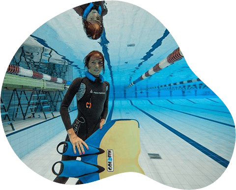 Julia Kozerska trzyma monopłetwę pod wodą