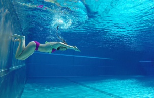 Julia w bikini pod wodą na basenie
